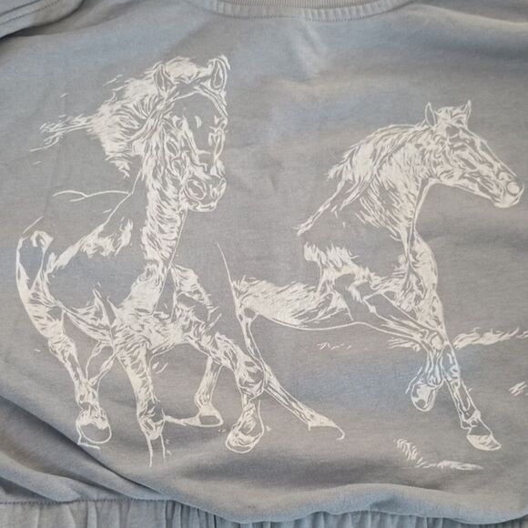 H&M Divided Shirt Size L Cropped Sweatshirt Horse Pattern on Back Athleisure Top - Picture 6 of 12